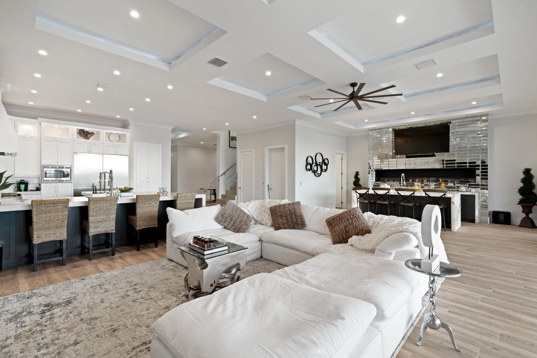 Recently Sold: $5,999,999 (5 beds, 5 baths, 4578 Square Feet)