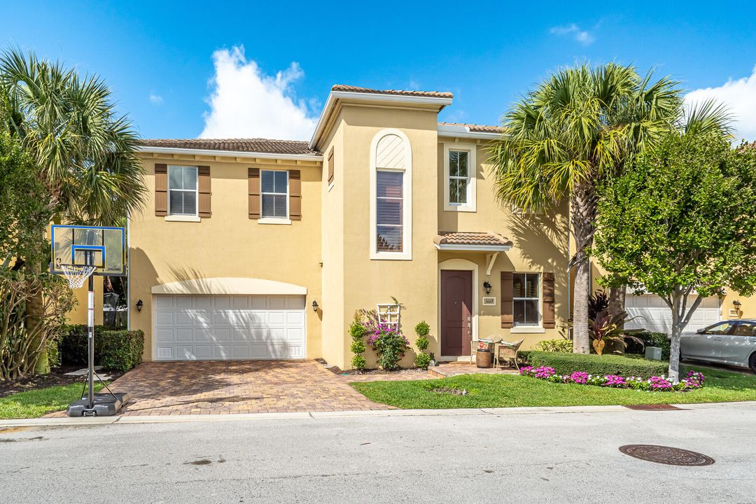 Recently Sold: $699,000 (3 beds, 2 baths, 2094 Square Feet)