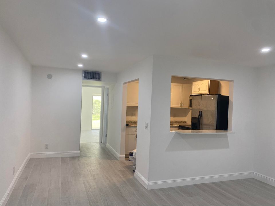 Active With Contract: $1,200 (1 beds, 1 baths, 642 Square Feet)