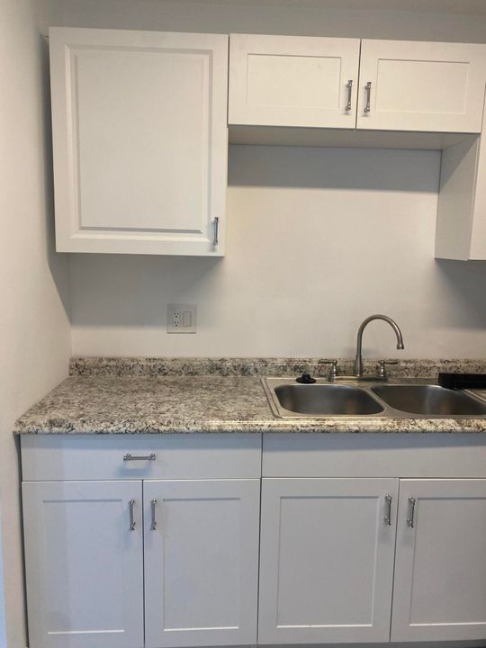 Active With Contract: $1,200 (1 beds, 1 baths, 642 Square Feet)