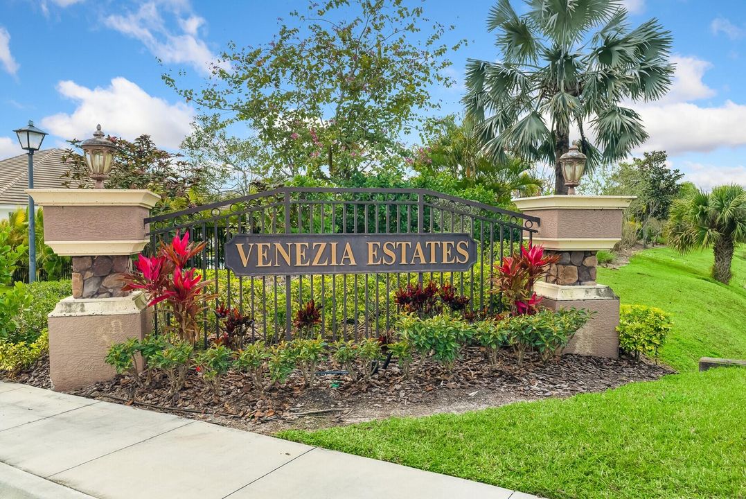 Recently Sold: $700,000 (3 beds, 3 baths, 2341 Square Feet)