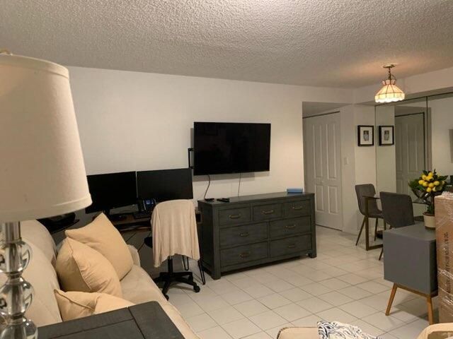 Active With Contract: $175,000 (1 beds, 1 baths, 632 Square Feet)