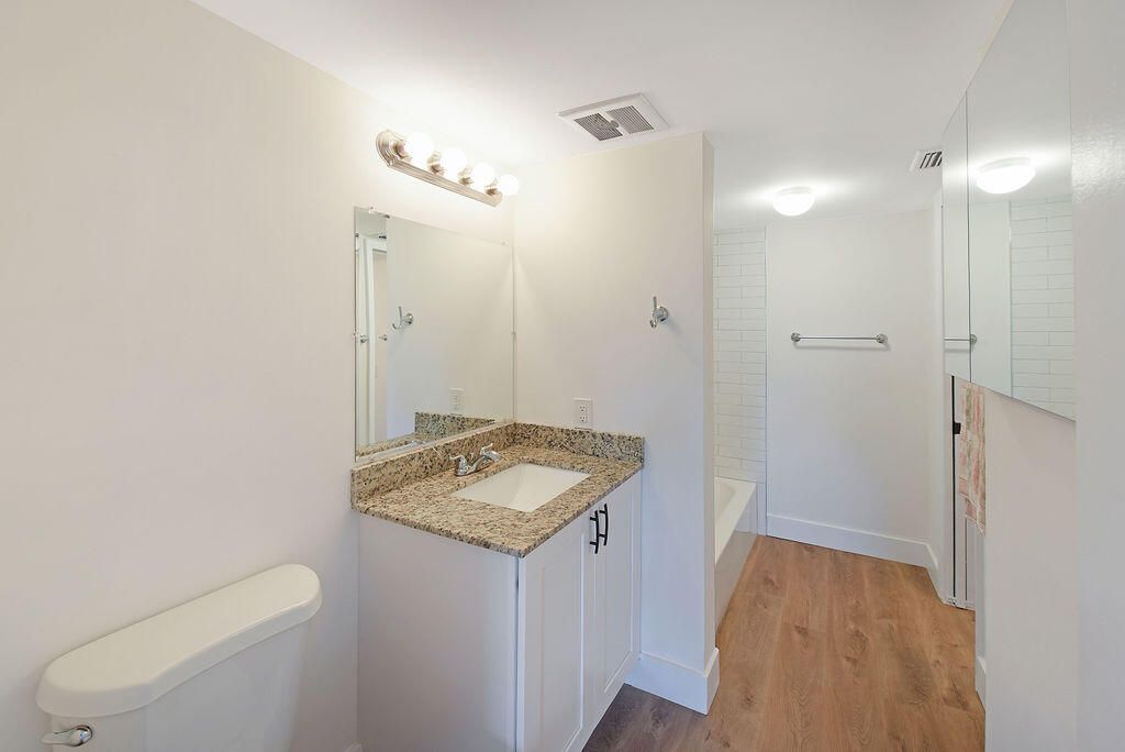 Active With Contract: $1,800 (2 beds, 1 baths, 900 Square Feet)