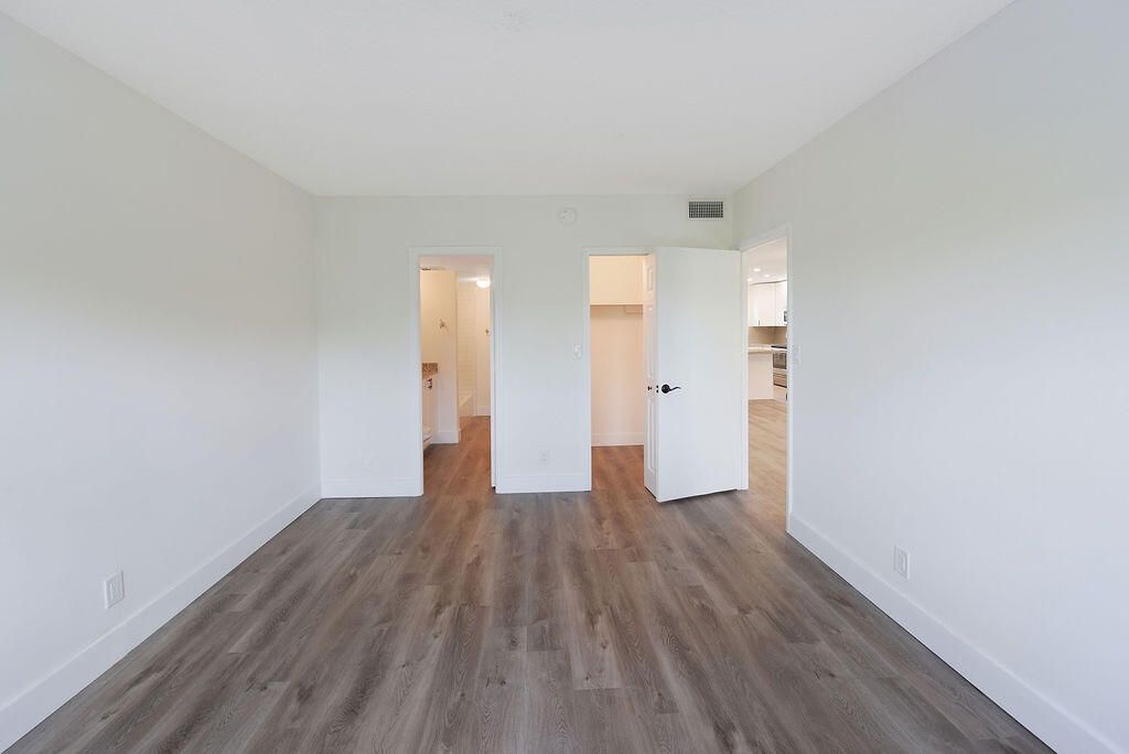 Active With Contract: $1,800 (2 beds, 1 baths, 900 Square Feet)