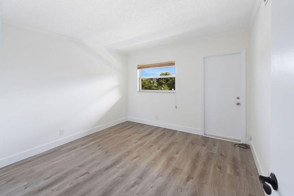 Active With Contract: $1,800 (2 beds, 1 baths, 900 Square Feet)