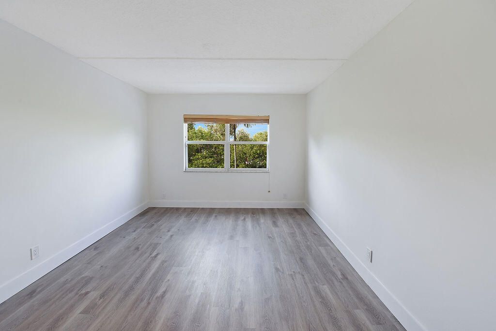 Active With Contract: $1,800 (2 beds, 1 baths, 900 Square Feet)