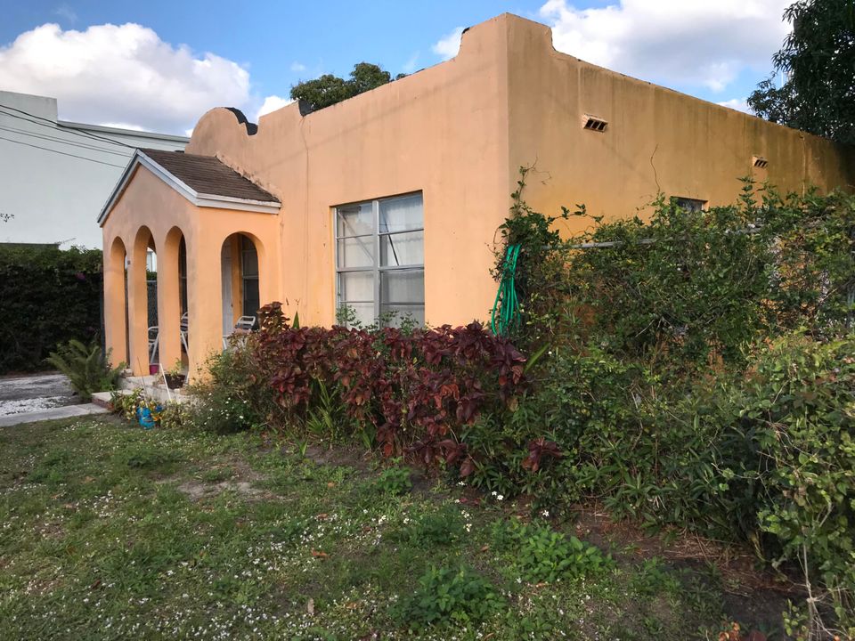 Recently Sold: $190,000 (2 beds, 1 baths, 912 Square Feet)