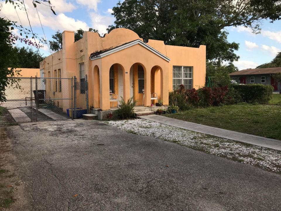 Recently Sold: $190,000 (2 beds, 1 baths, 912 Square Feet)