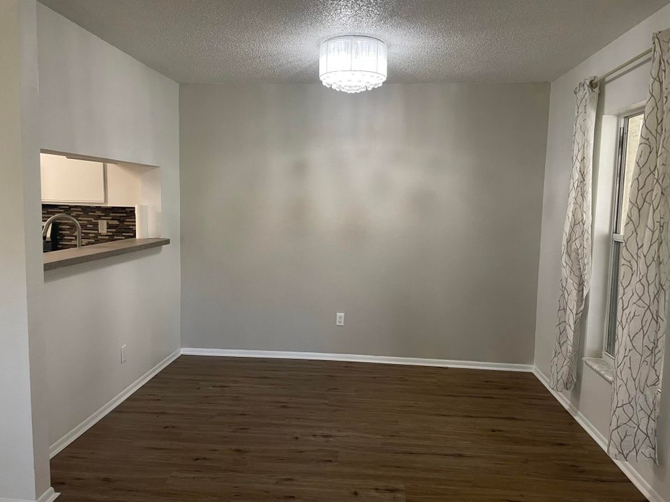 Active With Contract: $160,000 (2 beds, 2 baths, 912 Square Feet)