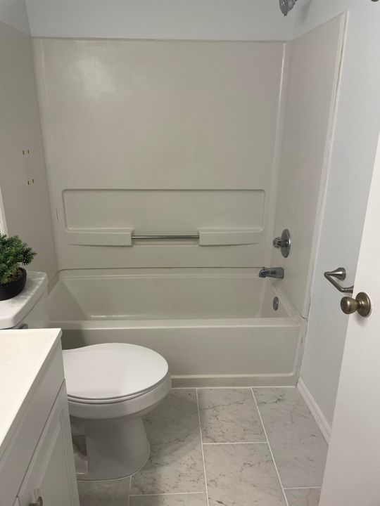 Active With Contract: $160,000 (2 beds, 2 baths, 912 Square Feet)