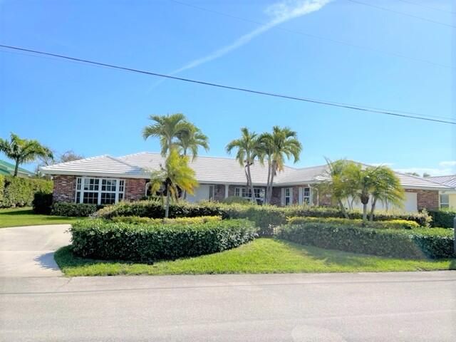 Recently Sold: $2,595,000 (4 beds, 2 baths, 2809 Square Feet)