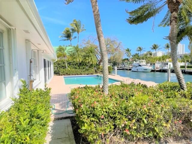 Recently Sold: $2,595,000 (4 beds, 2 baths, 2809 Square Feet)