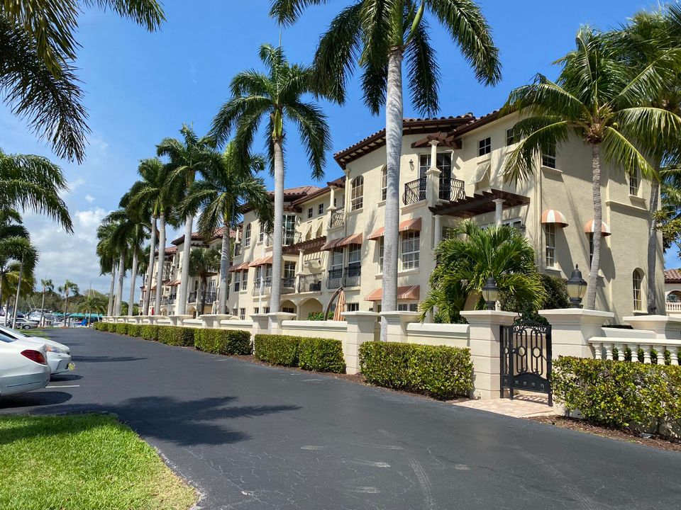 Recently Sold: $852,500 (3 beds, 2 baths, 1888 Square Feet)