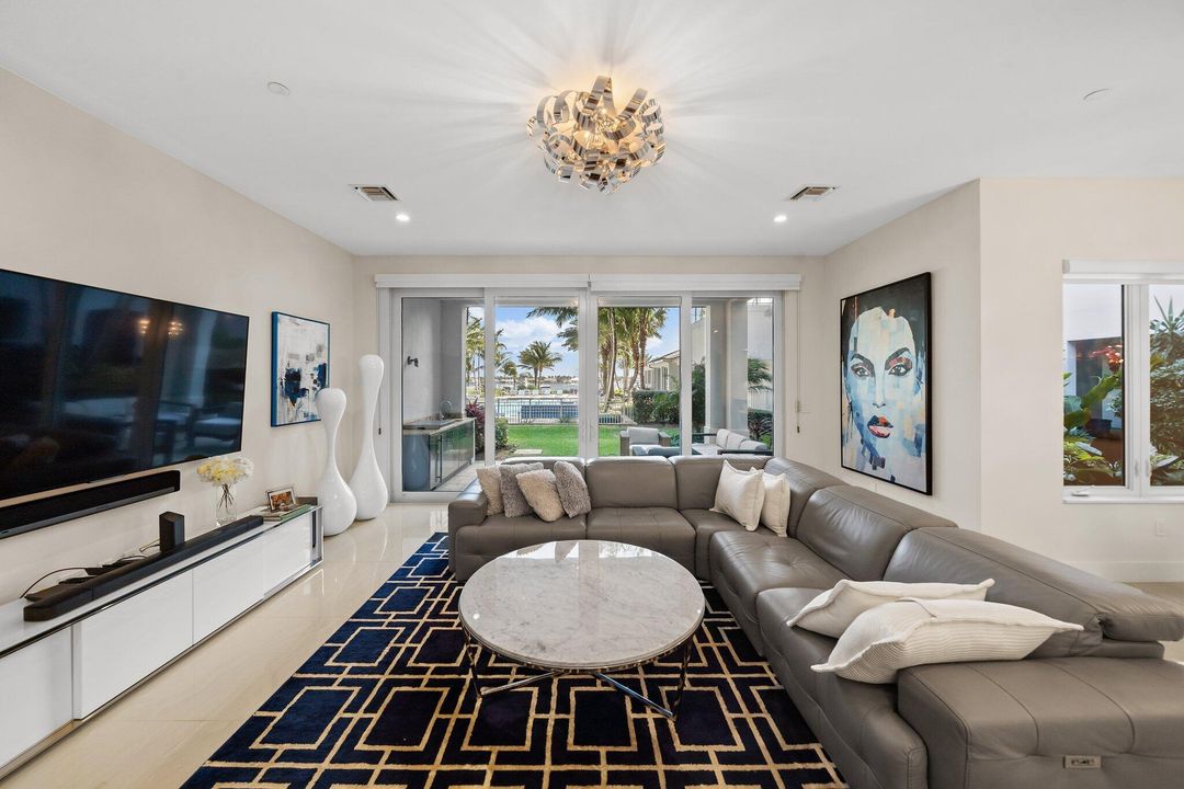 Recently Sold: $4,195,000 (3 beds, 3 baths, 2392 Square Feet)