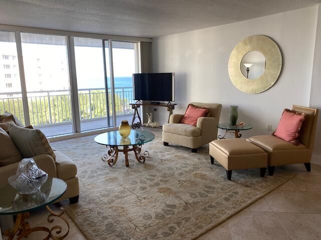 Recently Sold: $895,000 (2 beds, 2 baths, 1402 Square Feet)