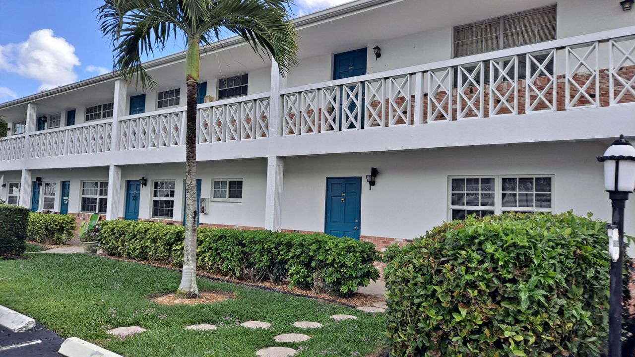 Recently Sold: $230,000 (2 beds, 1 baths, 921 Square Feet)