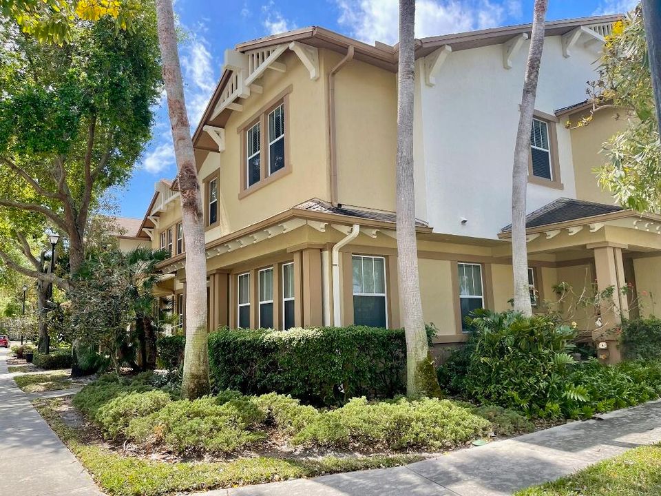 最近租的: $2,700 (2 贝兹, 2 浴室, 1425 平方英尺)