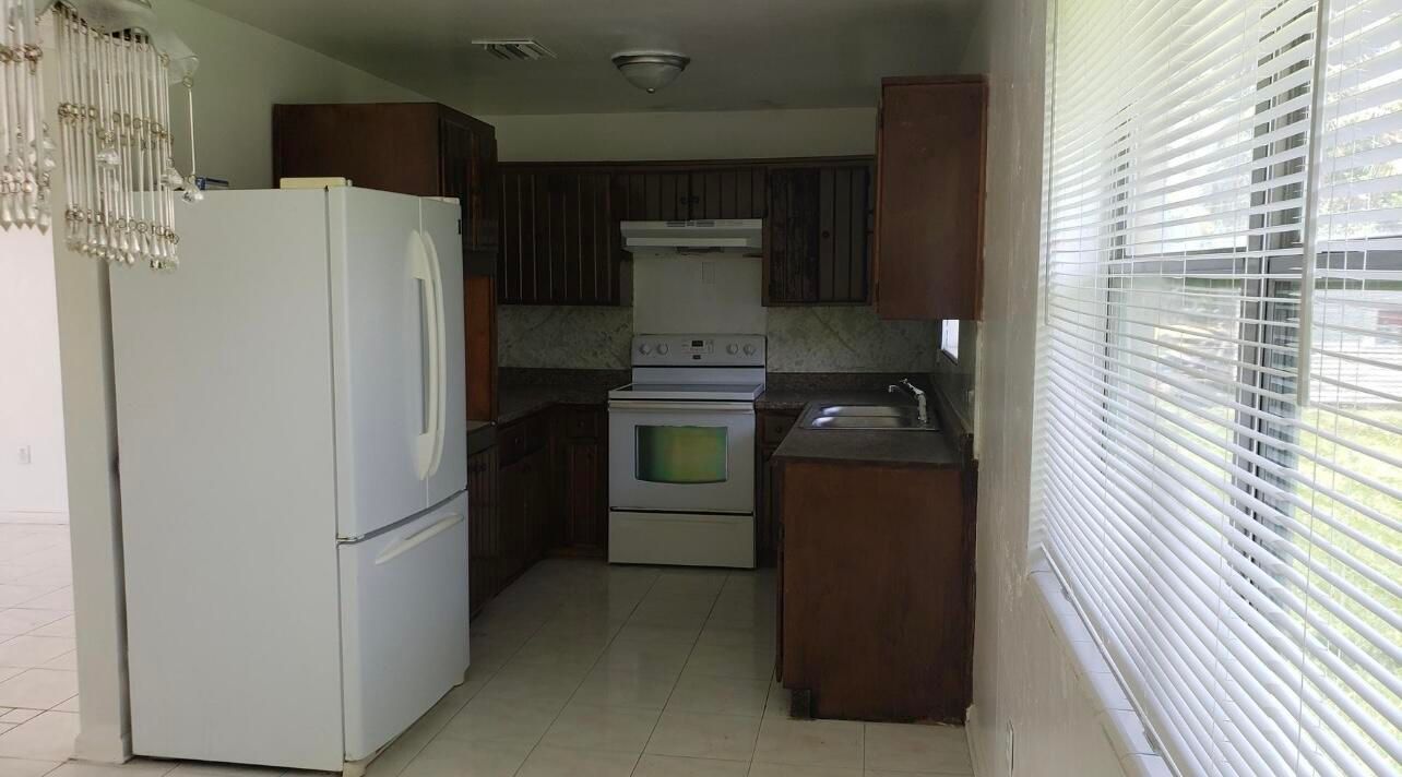 Recently Rented: $1,750 (3 beds, 2 baths, 1200 Square Feet)