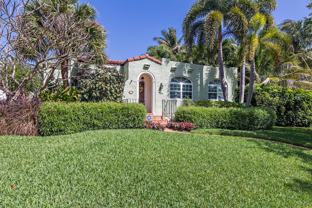 Recently Sold: $1,900,000 (3 beds, 2 baths, 1866 Square Feet)