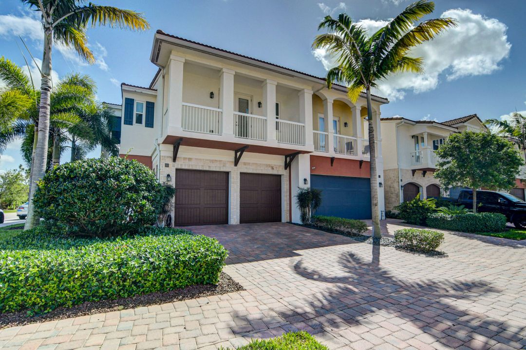Recently Sold: $750,000 (3 beds, 2 baths, 2518 Square Feet)