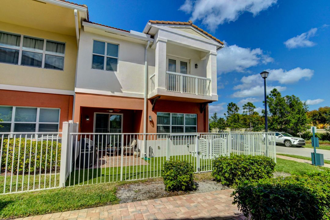 Recently Sold: $750,000 (3 beds, 2 baths, 2518 Square Feet)