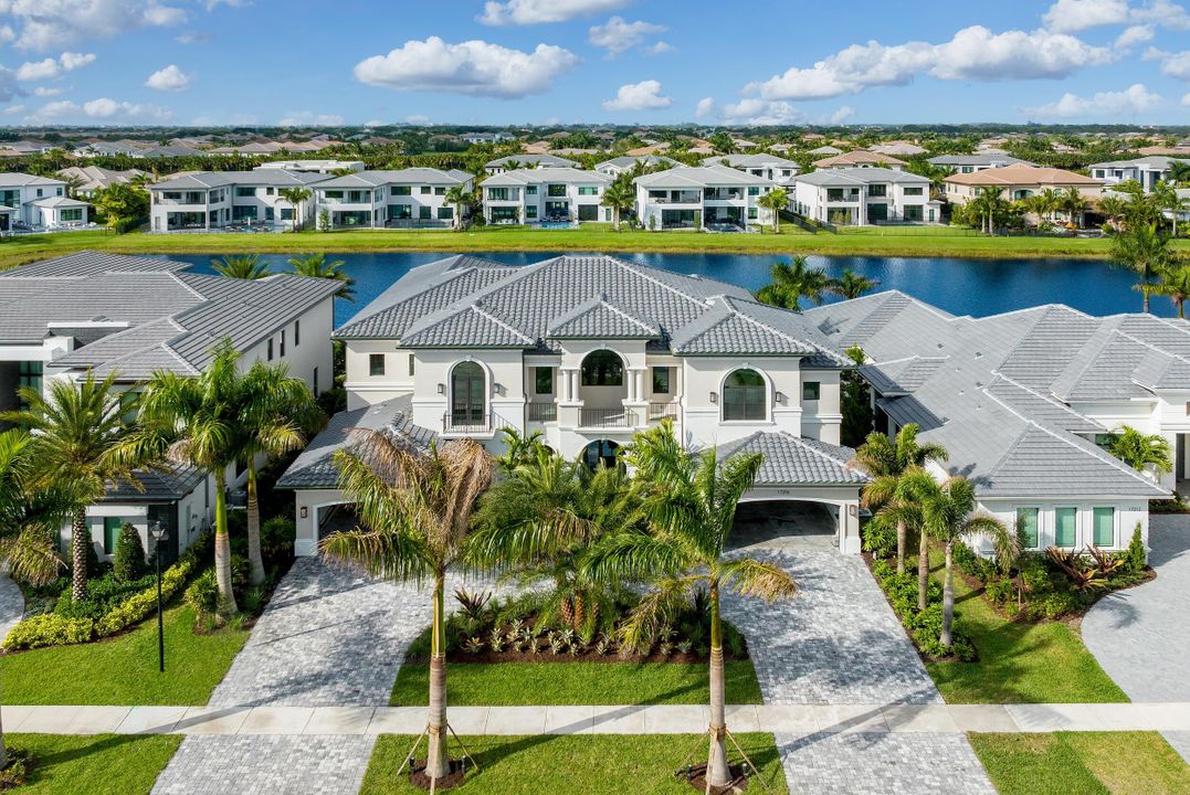 Recently Sold: $6,350,000 (6 beds, 7 baths, 7732 Square Feet)