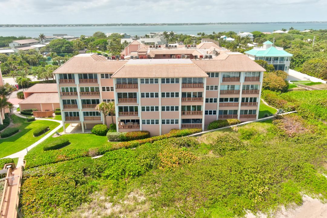 Recently Sold: $987,000 (2 beds, 2 baths, 1800 Square Feet)