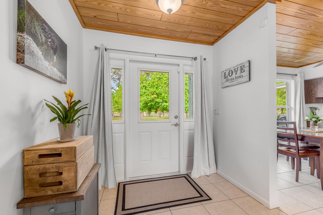 Recently Sold: $925,000 (3 beds, 2 baths, 1426 Square Feet)