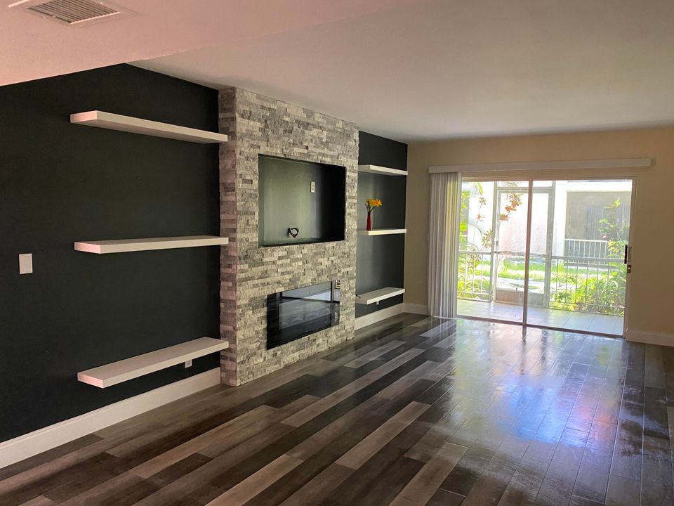 Recently Rented: $1,900 (2 beds, 2 baths, 995 Square Feet)