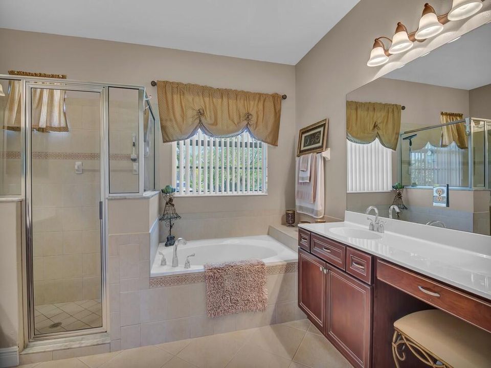 Недавно продано: $449,900 (4 спален, 3 ванн, 2401 Квадратных фут)