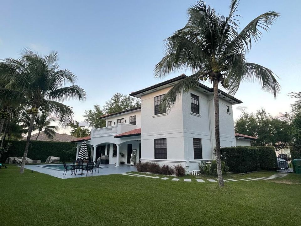 Recently Sold: $1,395,000 (4 beds, 3 baths, 3636 Square Feet)
