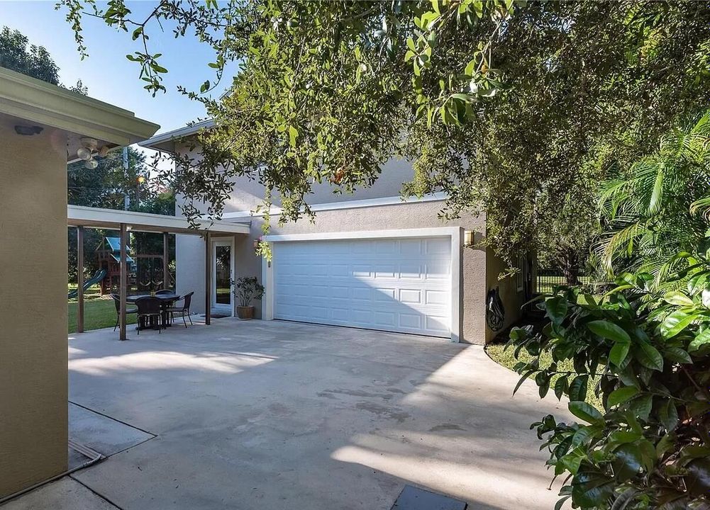 Recently Sold: $1,800,000 (5 beds, 4 baths, 2328 Square Feet)