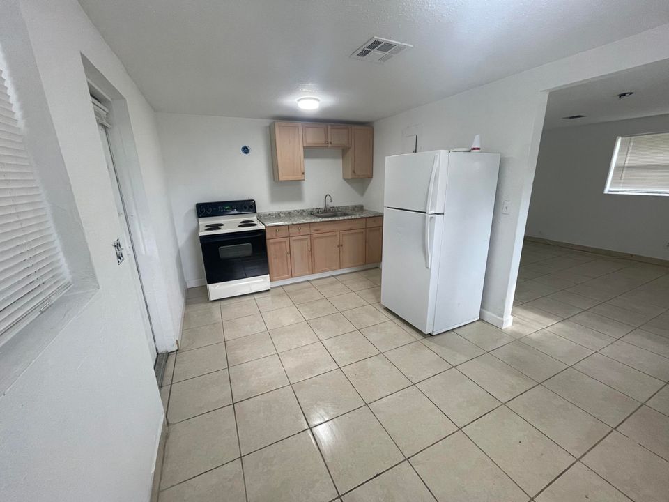 Recently Rented: $1,400 (3 beds, 1 baths, 864 Square Feet)