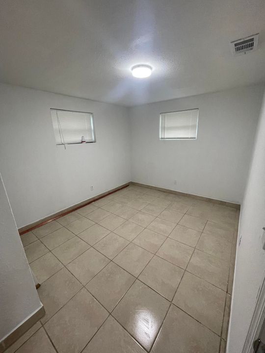 Recently Rented: $1,400 (3 beds, 1 baths, 864 Square Feet)
