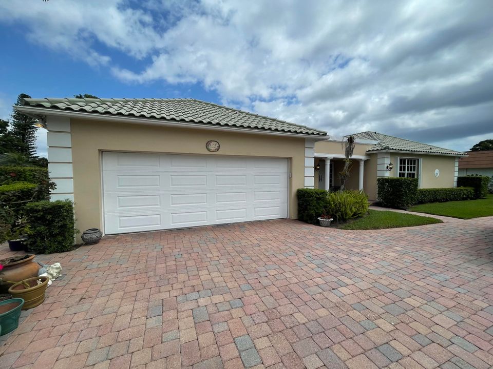 Recently Sold: $670,000 (3 beds, 2 baths, 2556 Square Feet)
