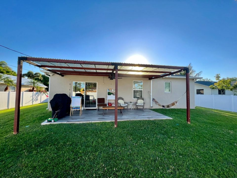 Active With Contract: $3,200 (3 beds, 2 baths, 1422 Square Feet)