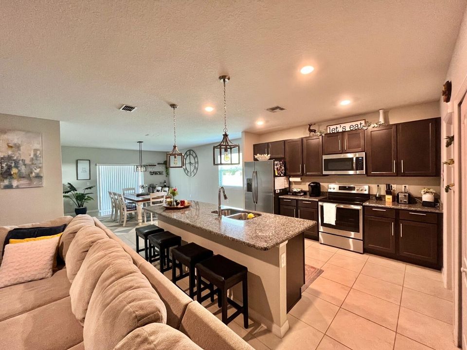 Active With Contract: $3,200 (3 beds, 2 baths, 1422 Square Feet)