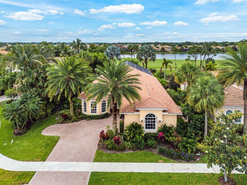 Recently Sold: $2,099,000 (3 beds, 2 baths, 2580 Square Feet)