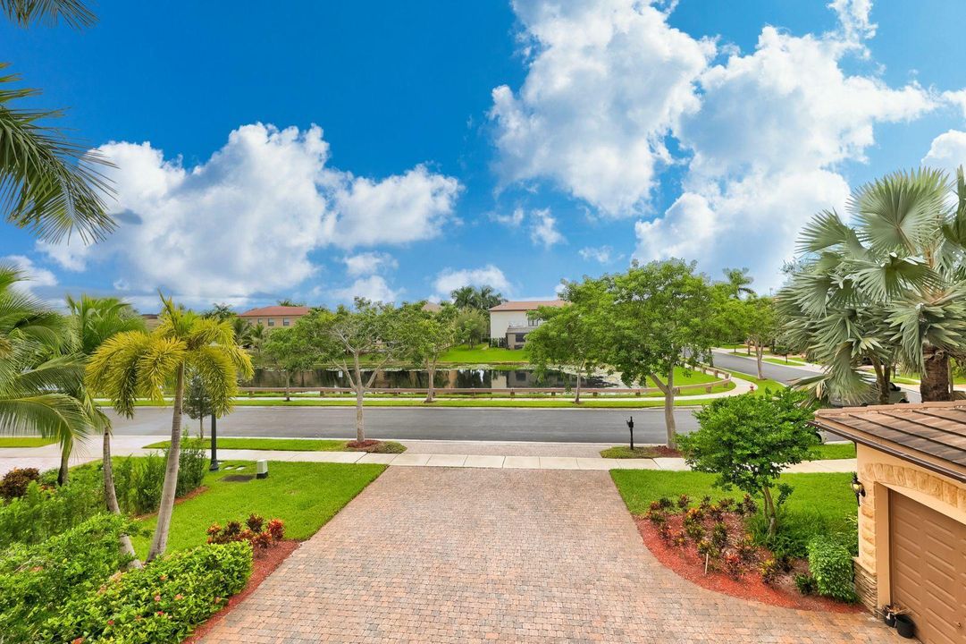 Recently Sold: $1,350,000 (5 beds, 4 baths, 4323 Square Feet)