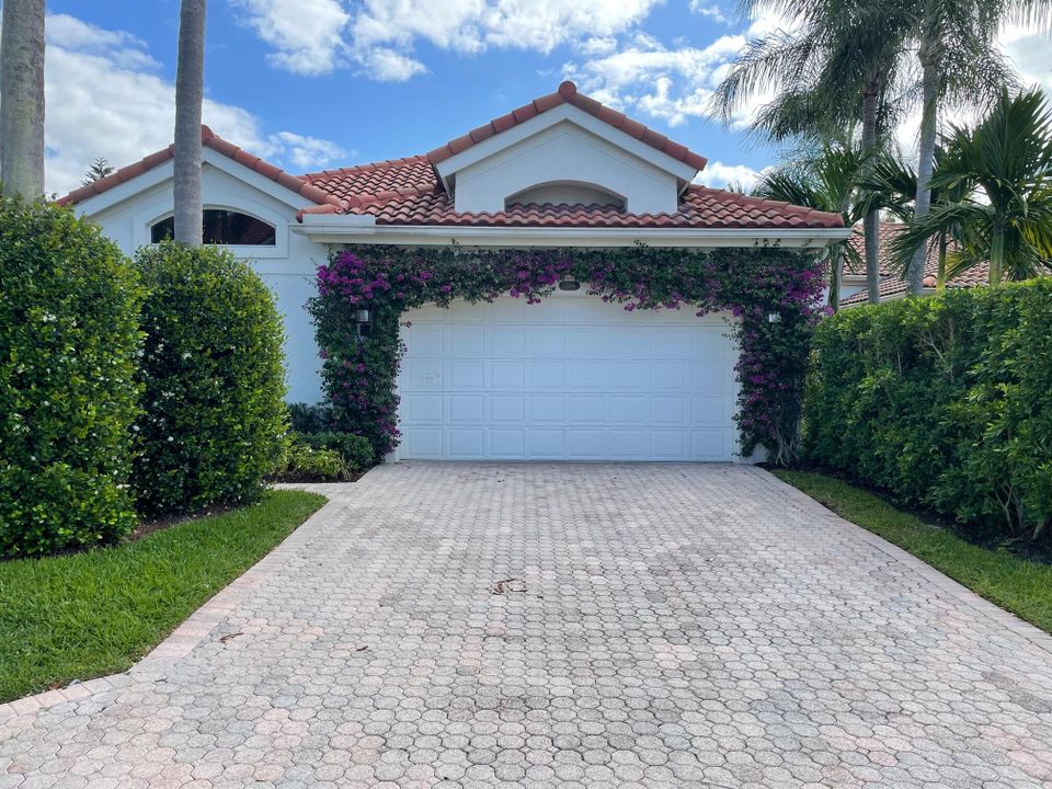 Recently Sold: $1,975,000 (3 beds, 3 baths, 2177 Square Feet)