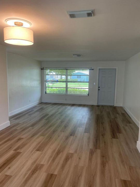 Active With Contract: $3,500 (3 beds, 2 baths, 1438 Square Feet)