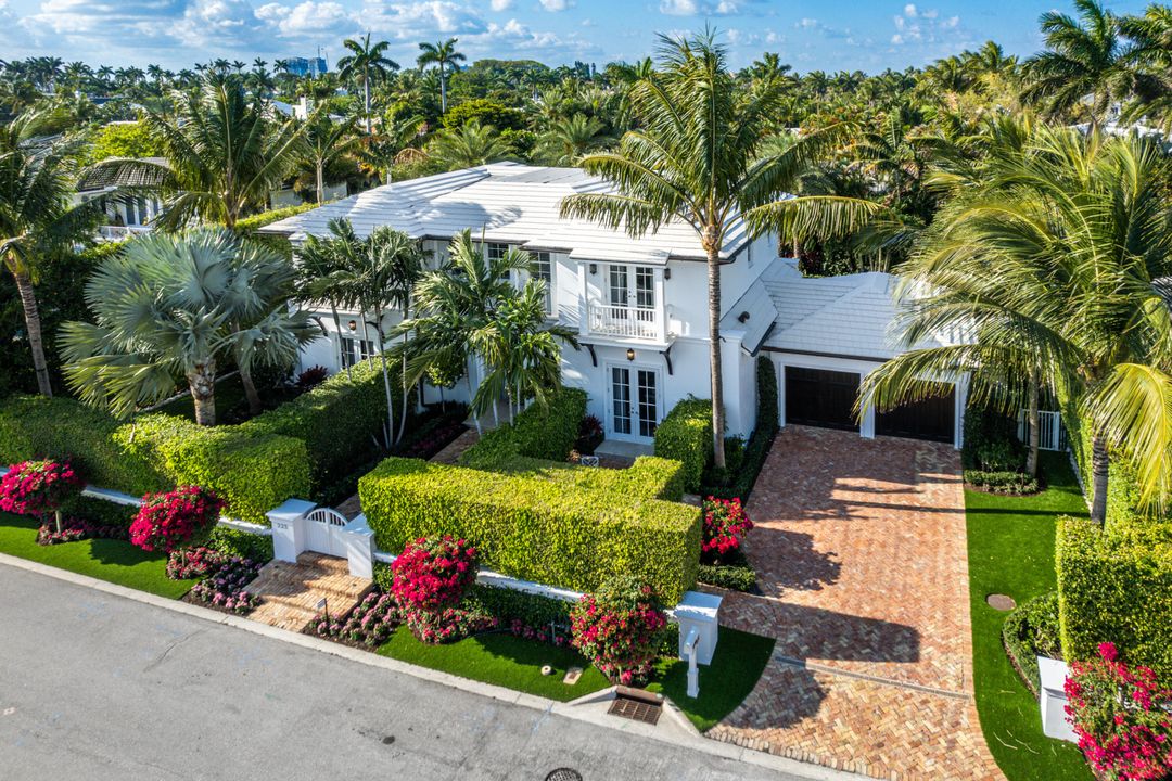 Recently Sold: $16,900,000 (4 beds, 5 baths, 3812 Square Feet)