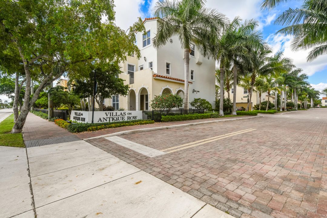 Recently Sold: $1,000,000 (3 beds, 3 baths, 2796 Square Feet)