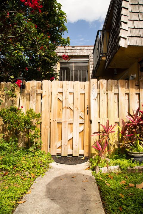 Recently Sold: $260,000 (3 beds, 2 baths, 1722 Square Feet)