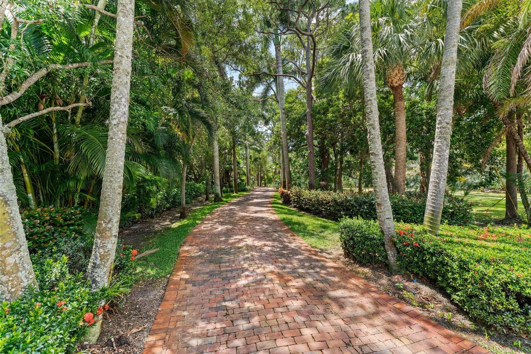 Recently Sold: $10,635,000 (6 beds, 5 baths, 5692 Square Feet)