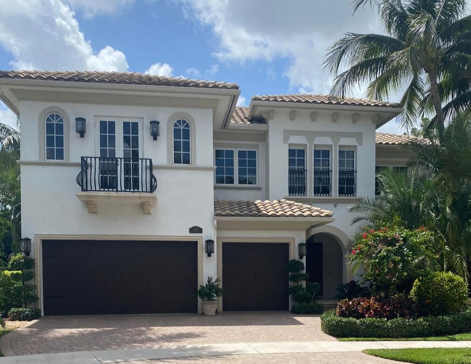 Recently Sold: $4,495,000 (5 beds, 5 baths, 5037 Square Feet)
