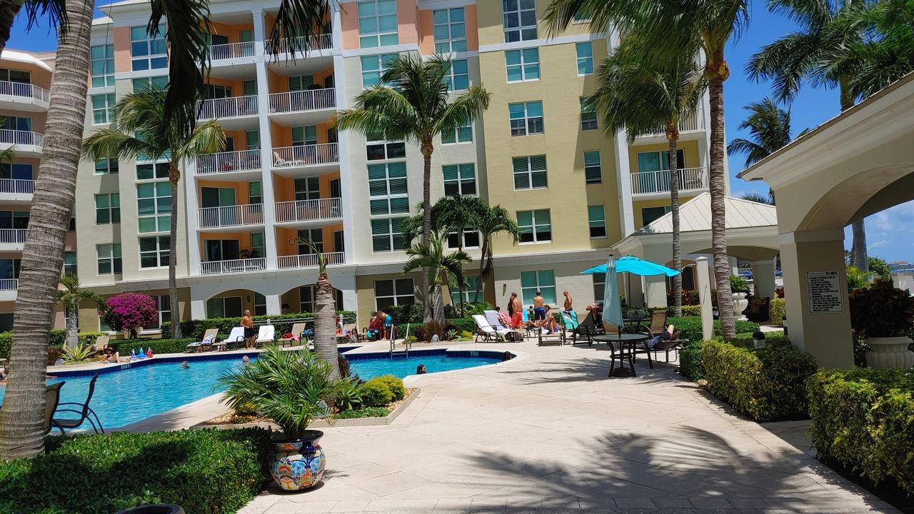 最近售出: $320,000 (1 贝兹, 1 浴室, 839 平方英尺)