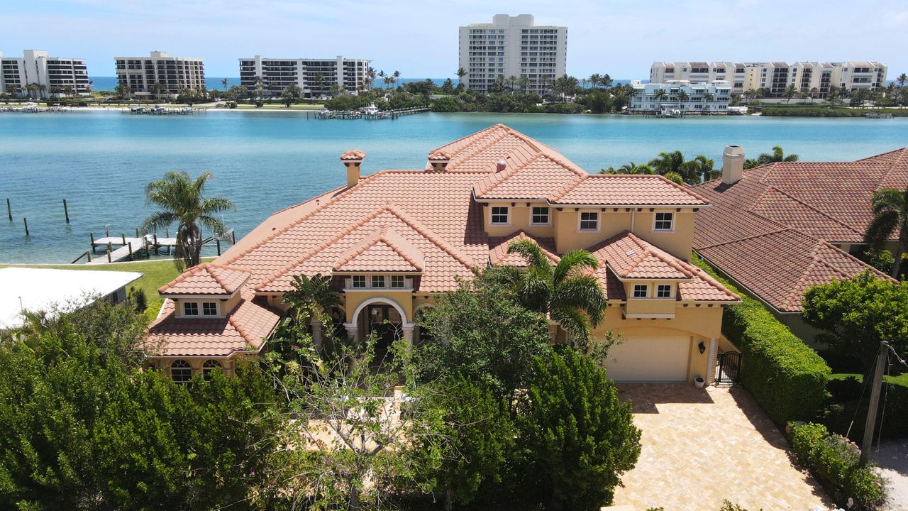 Recently Sold: $9,000,000 (3 beds, 3 baths, 5319 Square Feet)
