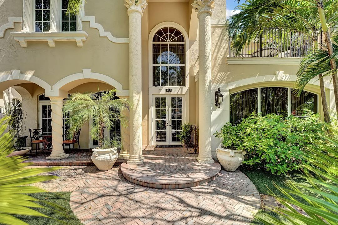 Recently Sold: $2,399,900 (4 beds, 3 baths, 3592 Square Feet)