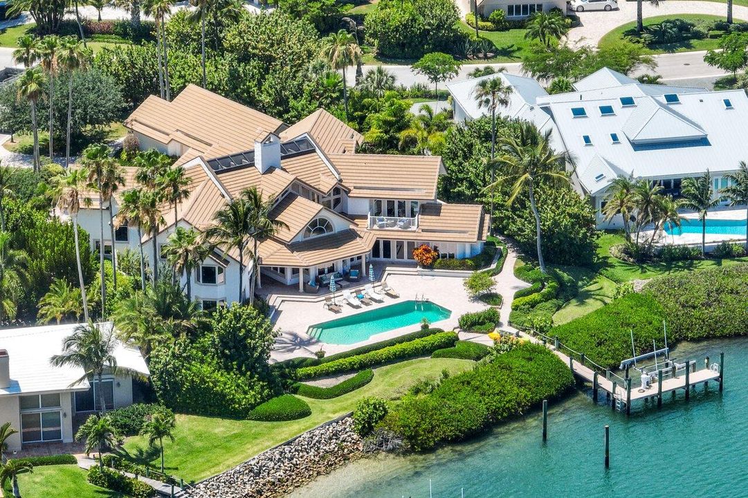 Recently Sold: $4,950,000 (5 beds, 6 baths, 7415 Square Feet)